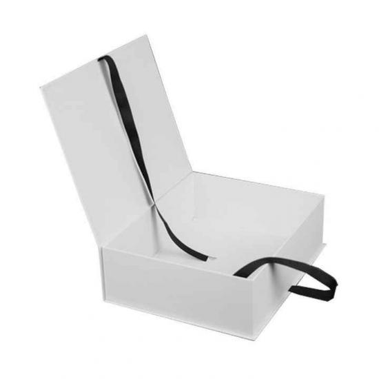 Custom Luxury White Magnet Flap Clothing Paper Box 